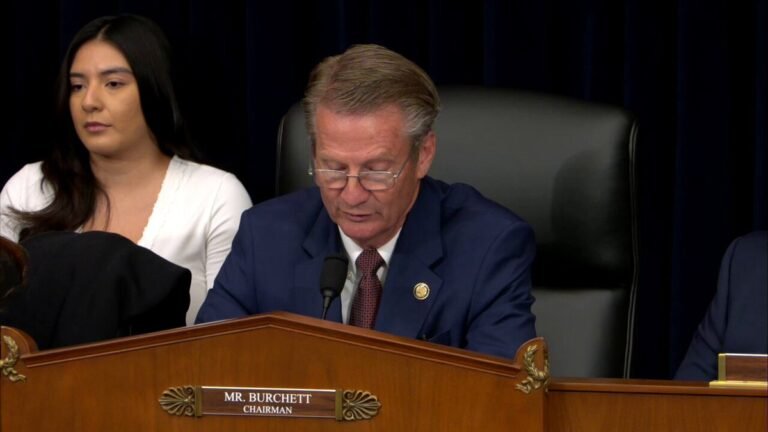 Le président @RepTimBurchett expose la directrice du Musée national d’histoire américaine du Smithsonian…