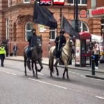 Une procession musulmane chiite à Manchester a suscité l'indignation après que des cavaliers habillés en…