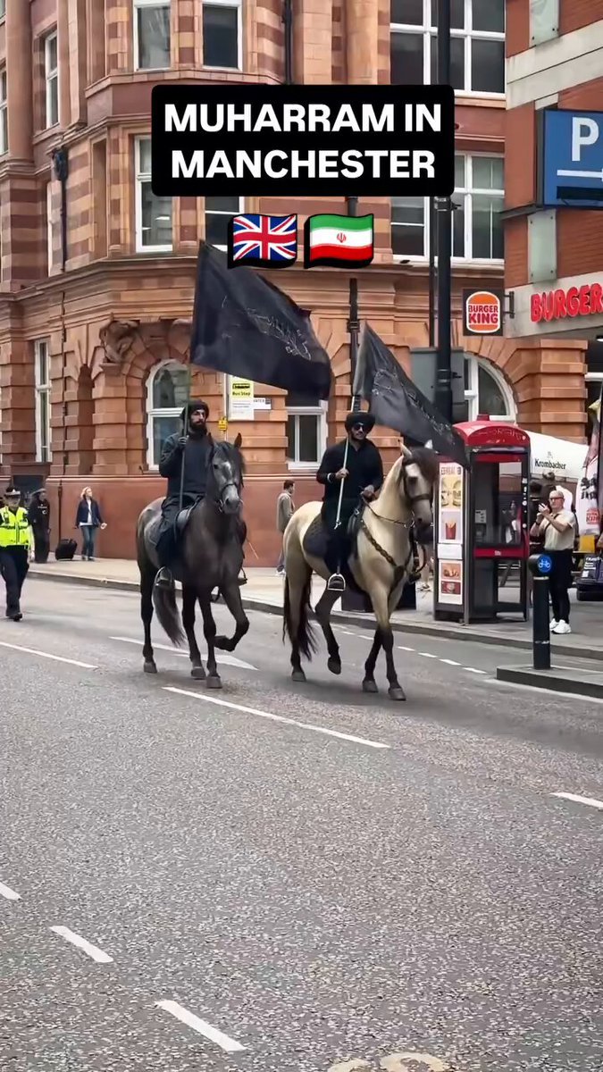 Une procession musulmane chiite à Manchester a suscité l'indignation après que des cavaliers habillés en…