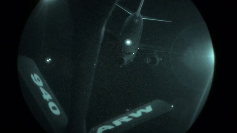CENTCOM : Un P-8 Poséidon de l'US Navy s'approche d'un KC-135 Stratotanker de l'US Air Force pour faire le…