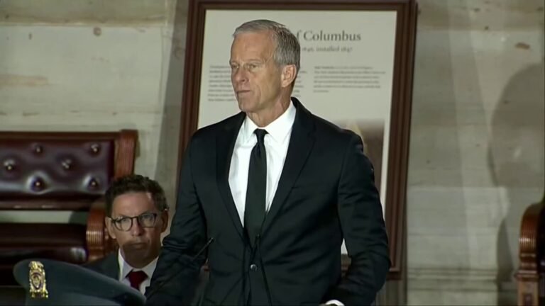 Le chef de la majorité au Sénat, Thune, ému, clôturant son hommage à Lindsey Graham : "J'attends avec…