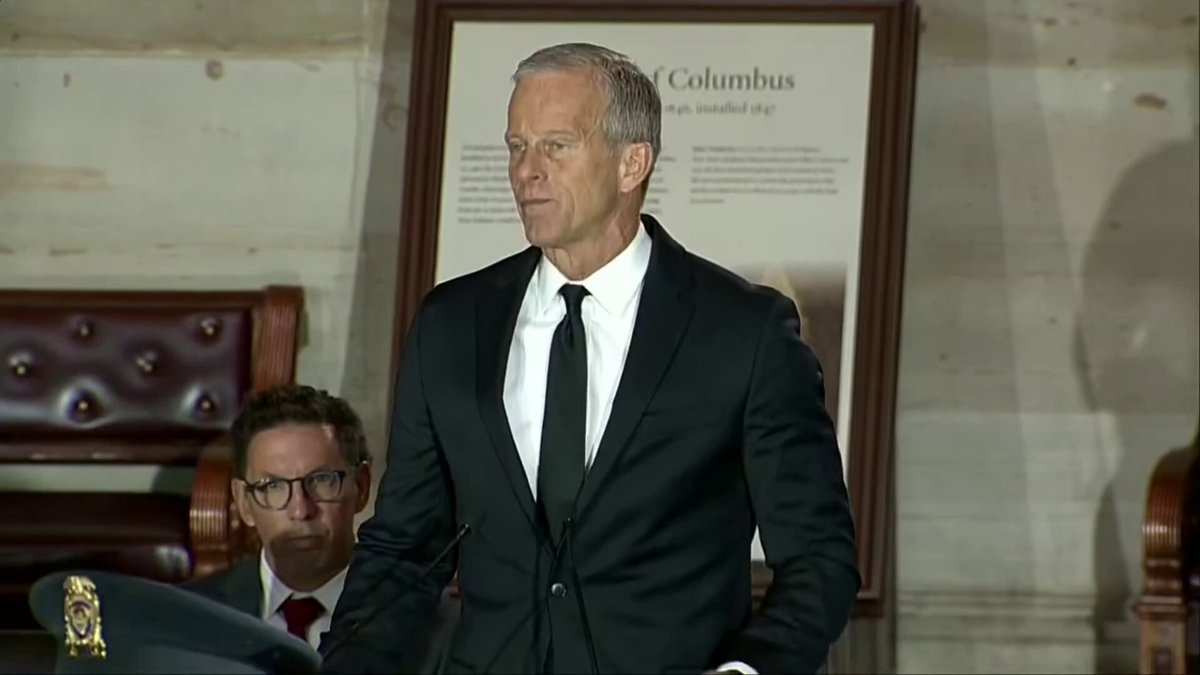 Le chef de la majorité au Sénat, Thune, ému, clôturant son hommage à Lindsey Graham : "J'attends avec…