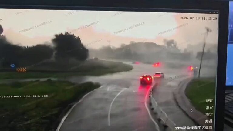 Une tornade à Haining, dans la province chinoise du Zhejiang, projette un véhicule hors de la route.