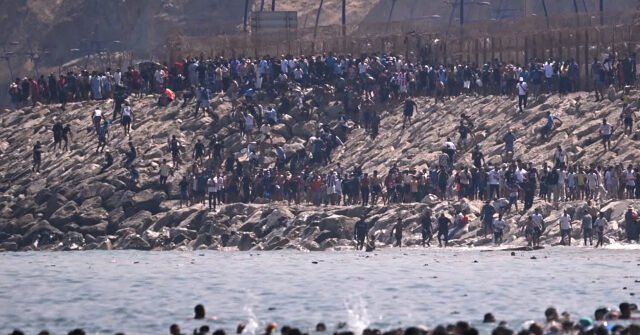 La Maison Blanche accuse les « politiques mondialistes d’extrême gauche » de l’Espagne alors que les migrants envahissent Ceuta