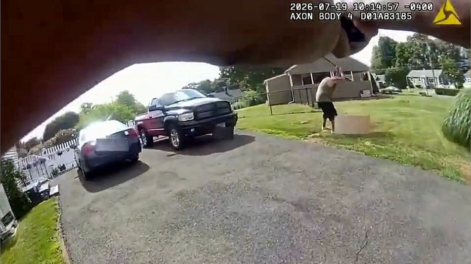 Bodycam montre un officier du Connecticut ordonnant à plusieurs reprises au suspect brandissant une chauve-souris de s'arrêter avant une fusillade mortelle