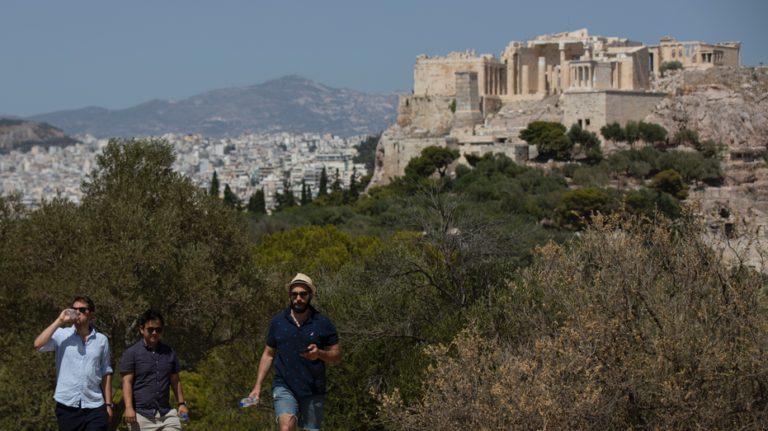 Des touristes américains poignardés devant l'Acropole d'Athènes alors que la police arrête un suspect lors d'une attaque apparemment aléatoire