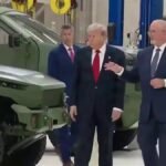 Trump visite l'usine GM de Milford, dans le Michigan, et découvre des véhicules tactiques et des Corvettes…