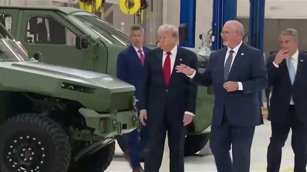 Trump visite l'usine GM de Milford, dans le Michigan, et découvre des véhicules tactiques et des Corvettes…