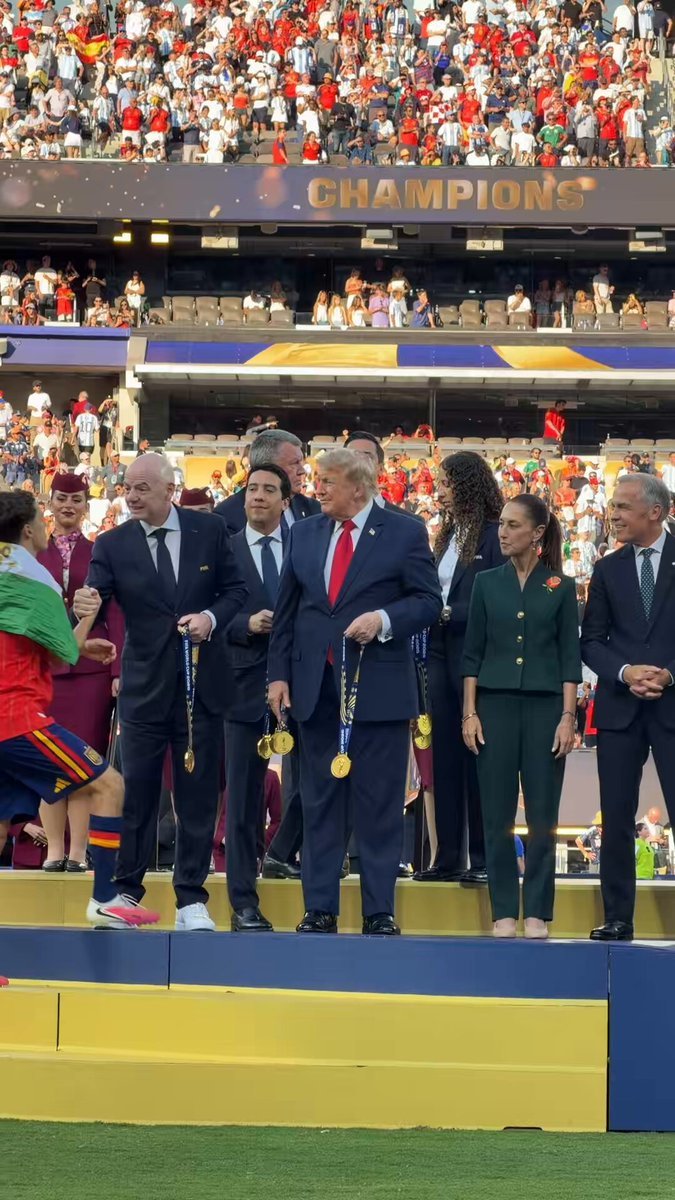 Le président Trump remet des médailles aux champions de la Coupe du Monde de la FIFA !