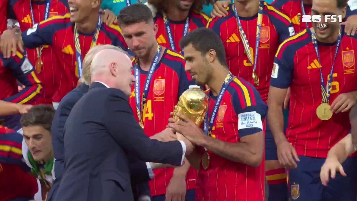 Le président Trump remet le Trophée de la Coupe du Monde à l'Espagne, championne de la Coupe du Monde de…