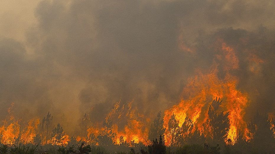 Des incendies de forêt meurtriers menacent les usines de missiles et les sites nucléaires à l'approche d'une quatrième vague de chaleur