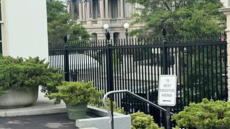 Le président ukrainien Volodymyr Zelensky est arrivé à la Maison Blanche pour rencontrer le président…