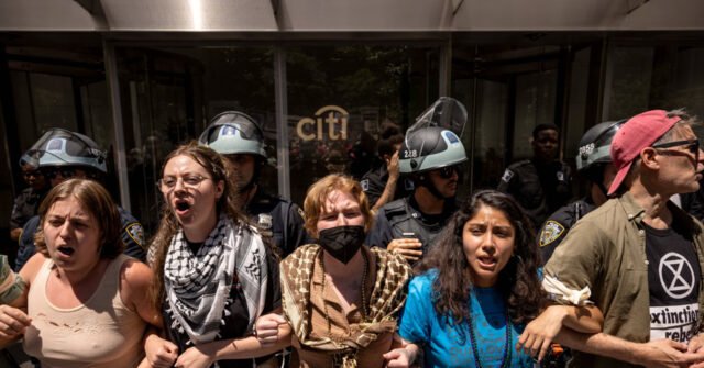 Les régulateurs bancaires de Trump décident de freiner la « mine d’or de l’ARC » pour les militants de gauche