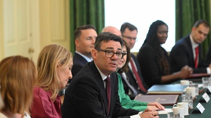 Rencontrez le nouveau cabinet britannique de faussaires, de fraudeurs et de parasites