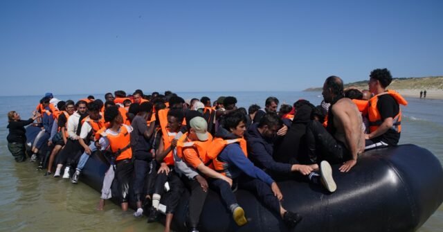 « L'invasion continue » : Farage se demande « sur quelle planète » se trouve Burnham, alors que des centaines d'autres illégaux traversent la Manche