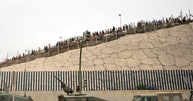 « Invasion » de Ceuta : plus de 49 000 clandestins nagent vers le territoire espagnol en 24 heures sous le regard impuissant de la police et de l'armée