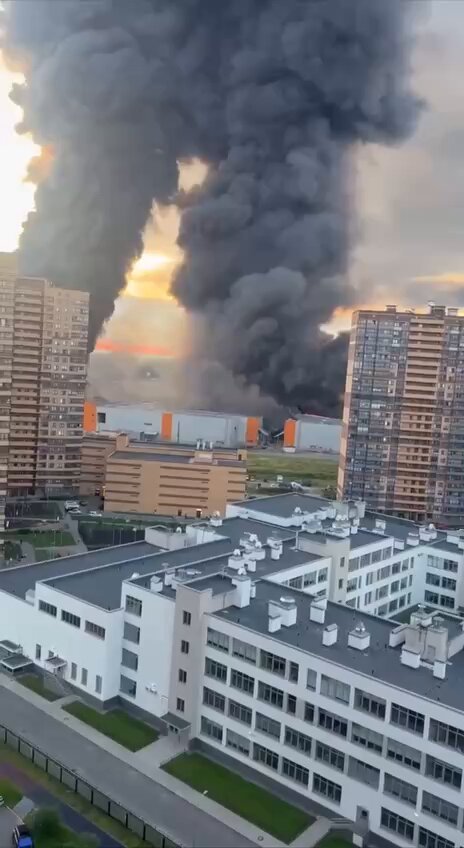 Les entrepôts de Wildberries à Saint-Pétersbourg continuent de brûler après l'attaque d'un drone ukrainien