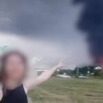 À Krasnodar, une Russe a été arrêtée pour avoir filmé une vidéo devant un entrepôt de Wildberries en feu…