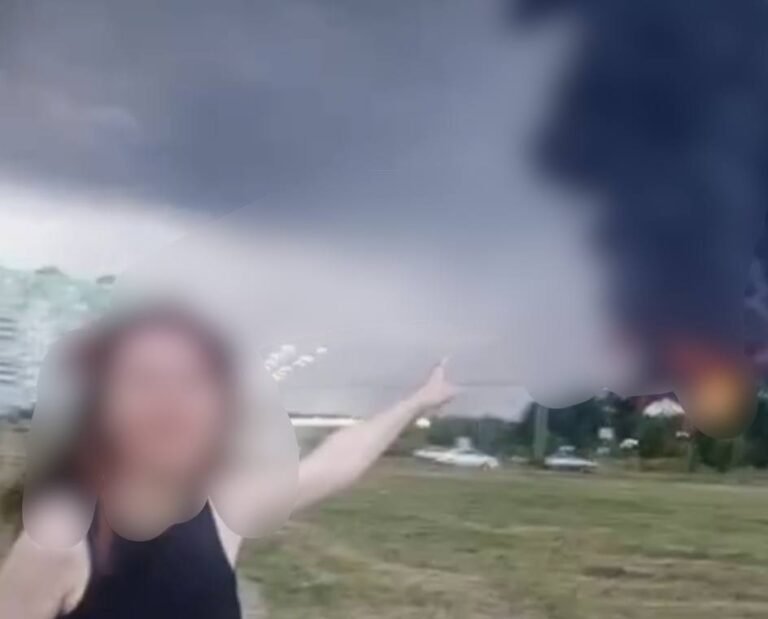 À Krasnodar, une Russe a été arrêtée pour avoir filmé une vidéo devant un entrepôt de Wildberries en feu…
