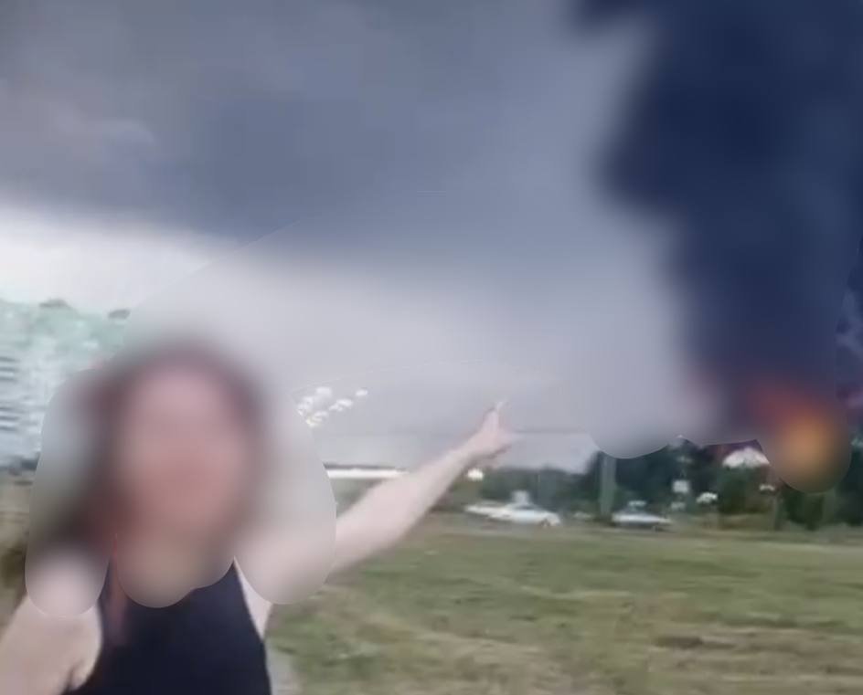 À Krasnodar, une Russe a été arrêtée pour avoir filmé une vidéo devant un entrepôt de Wildberries en feu…