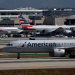 American Airlines a abaissé jeudi ses prévisions de bénéfices pour l'ensemble de l'année, alors que la…
