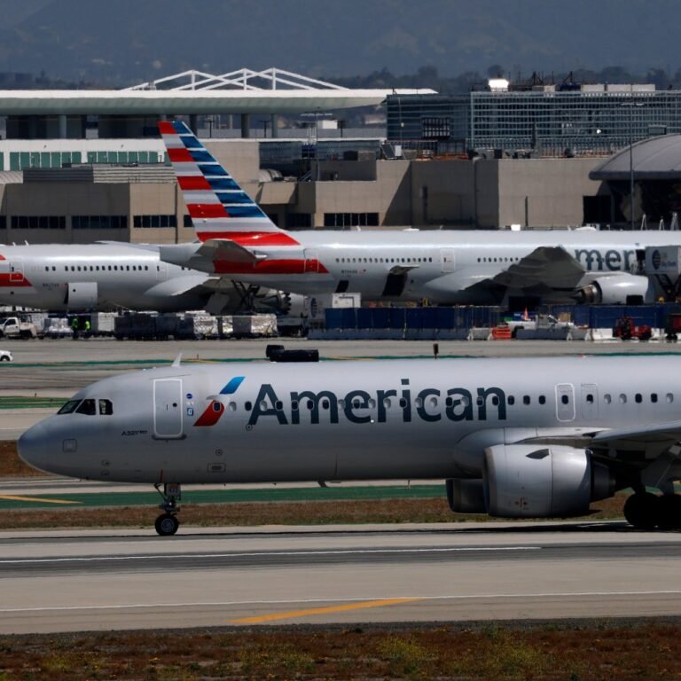 American Airlines a abaissé jeudi ses prévisions de bénéfices pour l'ensemble de l'année, alors que la…