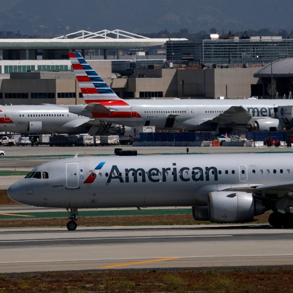 American Airlines a abaissé jeudi ses prévisions de bénéfices pour l'ensemble de l'année, alors que la…