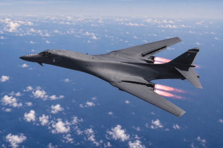 🇺🇸🇮🇷 Les États-Unis déploient un bombardier supersonique B-1 pour des frappes contre l'Iran.