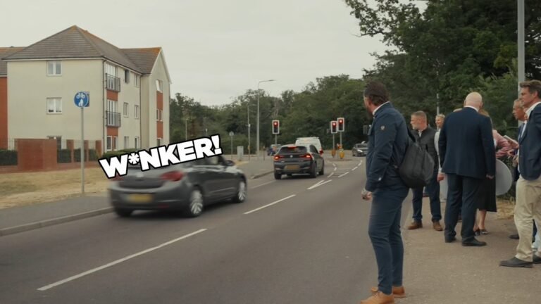 Une femme aperçoit Nigel Farage et décide de lui crier dessus.