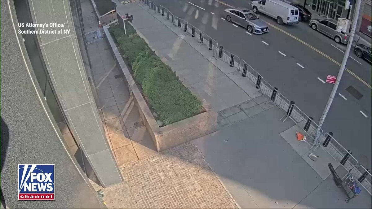 Les procureurs fédéraux publient une nouvelle vidéo de surveillance montrant l'arrestation d'Andrew…