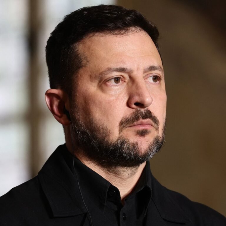 Le président ukrainien Volodymyr Zelensky a ordonné jeudi à ses dirigeants militaires nouvellement…