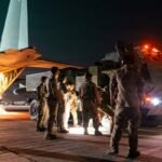 Les Marines américains chargent un HIMARS sur un KC-130J lors d'un exercice d'entraînement au Moyen-Orient.