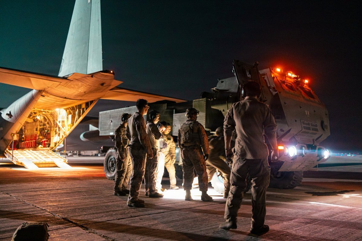Les Marines américains chargent un HIMARS sur un KC-130J lors d'un exercice d'entraînement au Moyen-Orient.