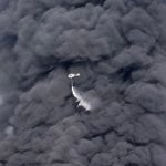 Un hélicoptère russe tente d’éteindre un incendie au centre logistique Wildberries près de Moscou après…