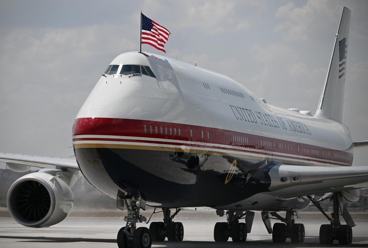 GAINS D'AVION : Le président Donald Trump a déclaré dimanche que le Boeing 747-8 donné par le Qatar pour…
