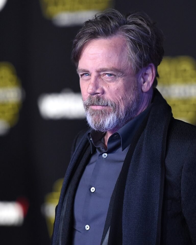Le sabre laser de Luke Skywalker dans L'Empire contre-attaque, y compris sa main coupée, s'est vendu pour…