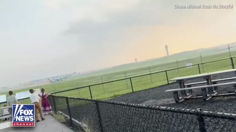 Des étincelles sont sorties de la queue d'un Boeing 777 de Kalitta Air alors qu'il raclait la piste lors…