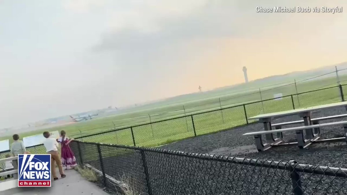 Des étincelles sont sorties de la queue d'un Boeing 777 de Kalitta Air alors qu'il raclait la piste lors…