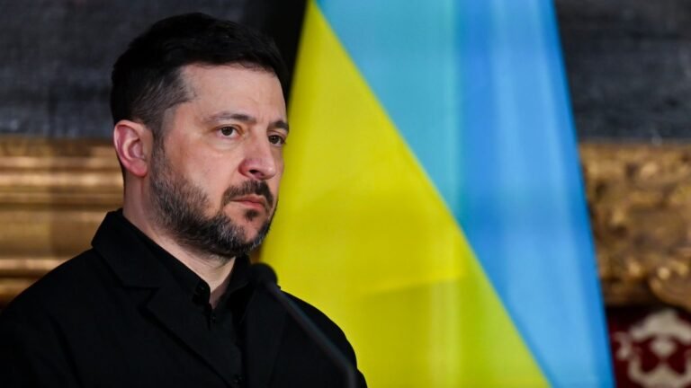 Le président ukrainien Volodymyr Zelensky a limogé le commandant en chef, le général Oleksandr Syrskyi, et…