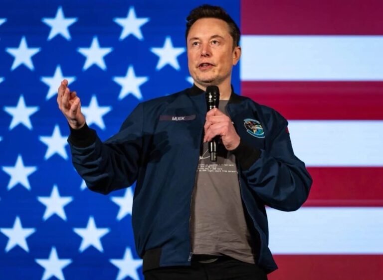 Elon Musk affirme qu'il est devenu "trop ​​impliqué dans la politique".
