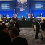 Le président Trump monte sur scène lors du dîner reprogrammé de l'association des correspondants de la…