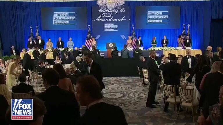 Le président Trump monte sur scène lors du dîner reprogrammé de l'association des correspondants de la…