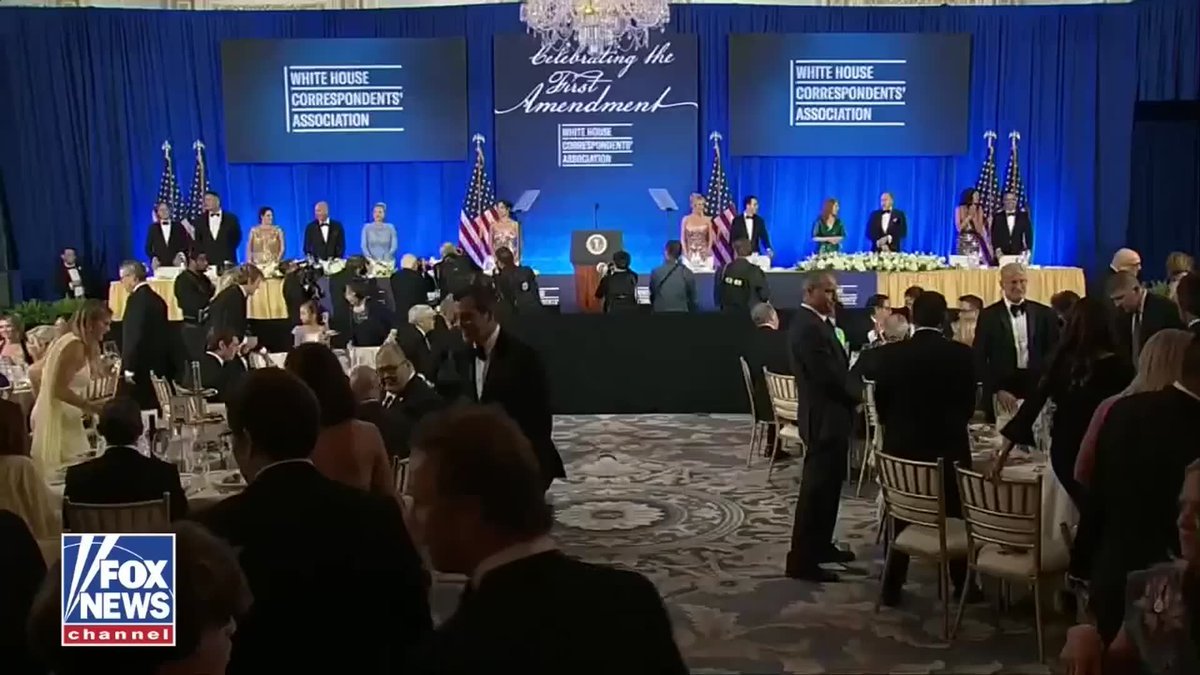 Le président Trump monte sur scène lors du dîner reprogrammé de l'association des correspondants de la…