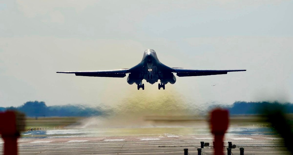 Le bombardier lourd B-1 Lancer de l'USAF « Seek and Destroy » décolle du Royaume-Uni pour frapper l'Iran…