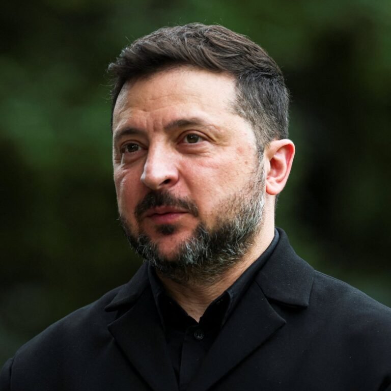 Le président Donald Trump et le président ukrainien Volodymyr Zelensky devraient se rencontrer mardi à…