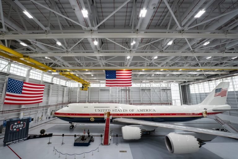 Le New York Times, citant plusieurs personnes informées du sujet, rapporte que le président Donald J.