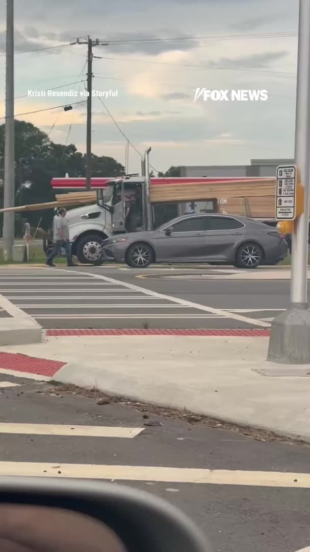 Un conducteur de semi-remorque s'est miraculeusement sorti de cet accident avec seulement des blessures…