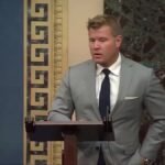 L'ancien sénateur des Navy SEAL, Tim Sheehy, s'étouffe en parlant de son ami décédé tué par une bombe…
