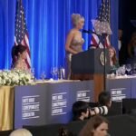 "Et nous sommes reconnaissants que le président Trump soit ici ce soir pour participer à cette tradition…