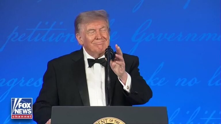 MAINTENANT : Le président Trump donne le coup d'envoi du dîner de la WHCA avec des blagues sur les…